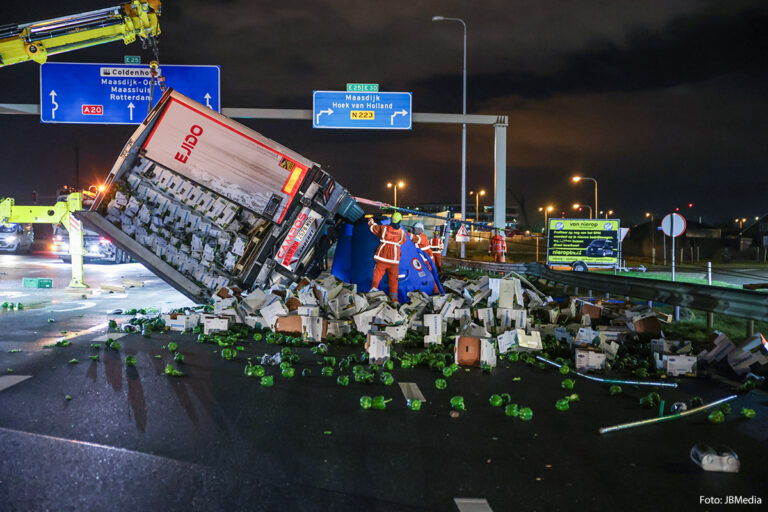 Vrachtwagen gekanteld op A20 [+foto’s]