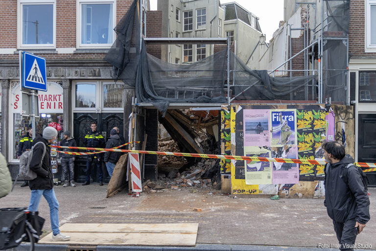 Grachtenpand in Amsterdam ingestort, één gewonde [+foto’s]