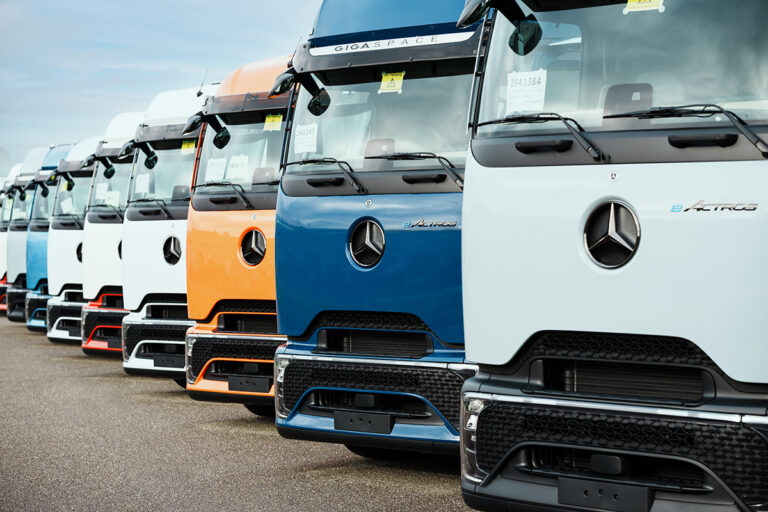 Mercedes-Benz Trucks overhandigt eerste seriegeproduceerde eActros 600 aan klanten in Duitsland