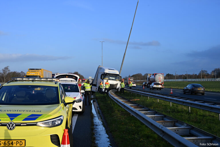 Vrachtwagen met houtpellets op vangrail op A16 [+foto’s]