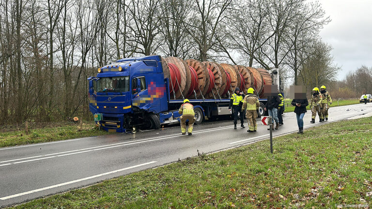 Aanrijding auto en vrachtwagen in Koningslust [+foto’s]