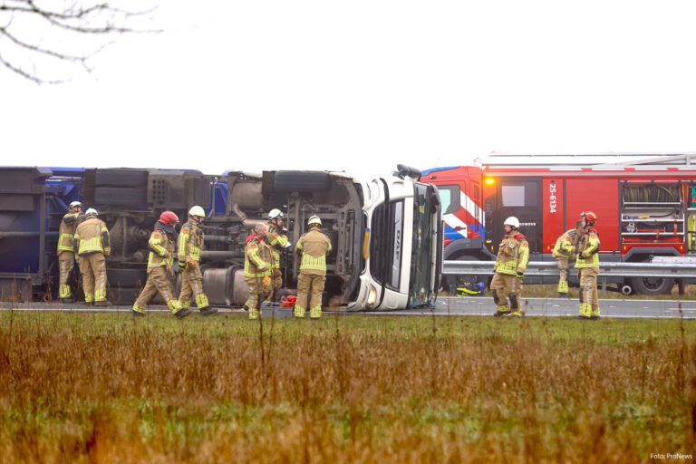 N50 bij Ens nog zeker tot 22:00 uur dicht vanwege gekantelde vrachtwagen [+foto’s]