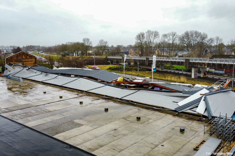 Loods van bouwmaterialen groothandel in Groningen ingestort door storm