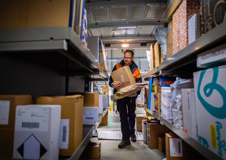 Records volgen elkaar op: PostNL verwerkt 3 miljoen pakketten op Cyber Monday