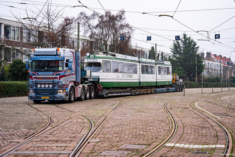 Rottertram vertrekt per dieplader naar Amsterdam na uitdagende laadoperatie