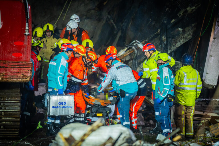 Hulpdiensten halen iemand levend onder puin vandaan in Den Haag [+foto]