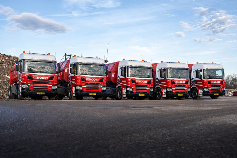 Vijf Scania P460 6×2 trucks voor Van den Noort