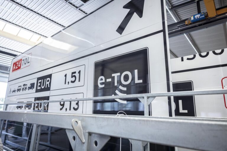 Eerste elektronische tolweg opent met nieuwe verkeersborden