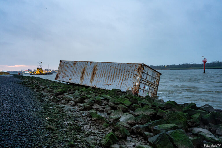 Containerschip verliest containers in Nieuwe Waterweg bij Maassluis [+foto’s]