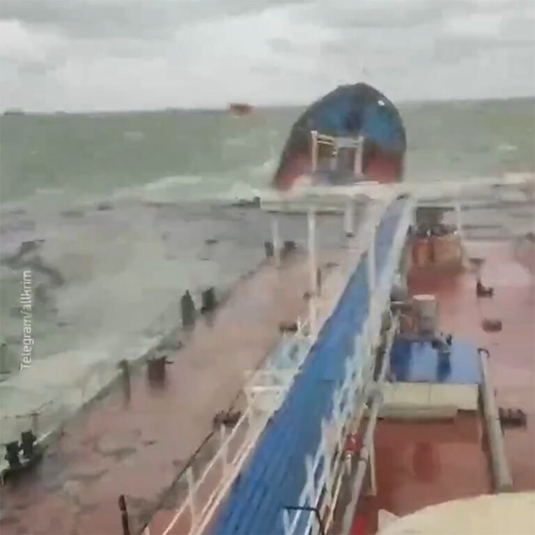 Beschadigde tankers Volgoneft 212 en 239 in Straat van Kertsj bevatten 62.000 olievaten [+video’s]