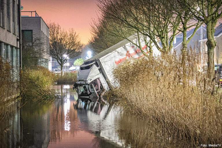 Vrachtwagen te water na dollemansrit, mogelijk veroorzaakt door lage bloedsuikerspiegel [+foto’s]