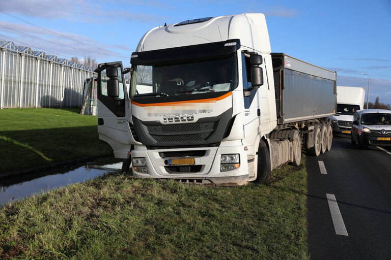 Vrachtwagen vast in berm op N222 [+foto]