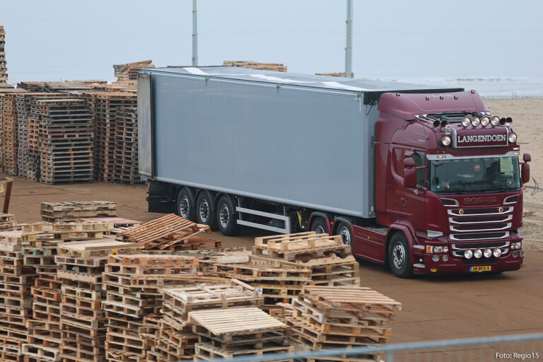 Livestream: Opbouw vreugdevuur Scheveningen van start: vrachtwagens vol pallets geleverd