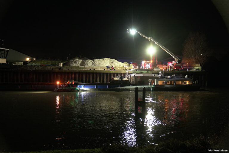 Vrachtschip dreigde te zinken in Industriehaven Zutphen [+foto’s]