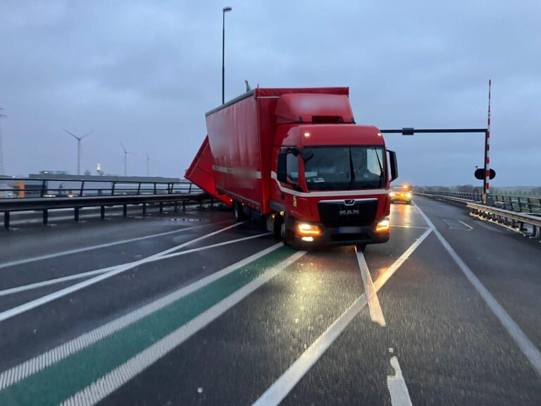 Vrachtwagen aanhanger omgewaaid op N50, andere vrachtwagen fungeert als windvanger