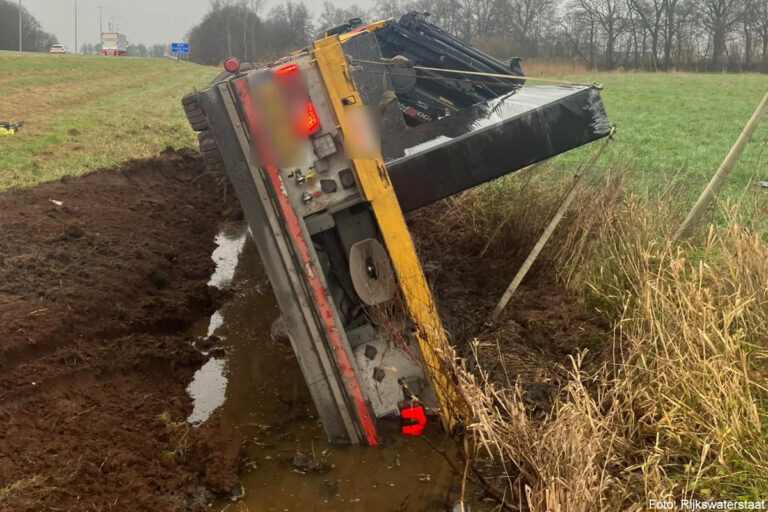 Vrachtwagen van de weg op A50 bij Heerde-Zuid [+foto’s]