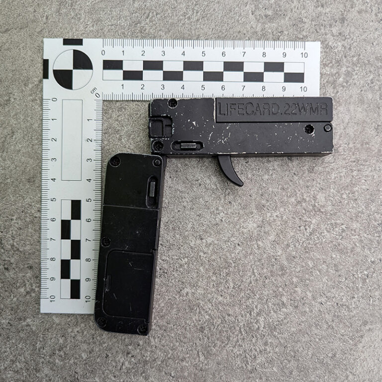 Verborgen wapen ontdekt in cabine bij vrachtwagencontrole in Lörrach [+foto’s]