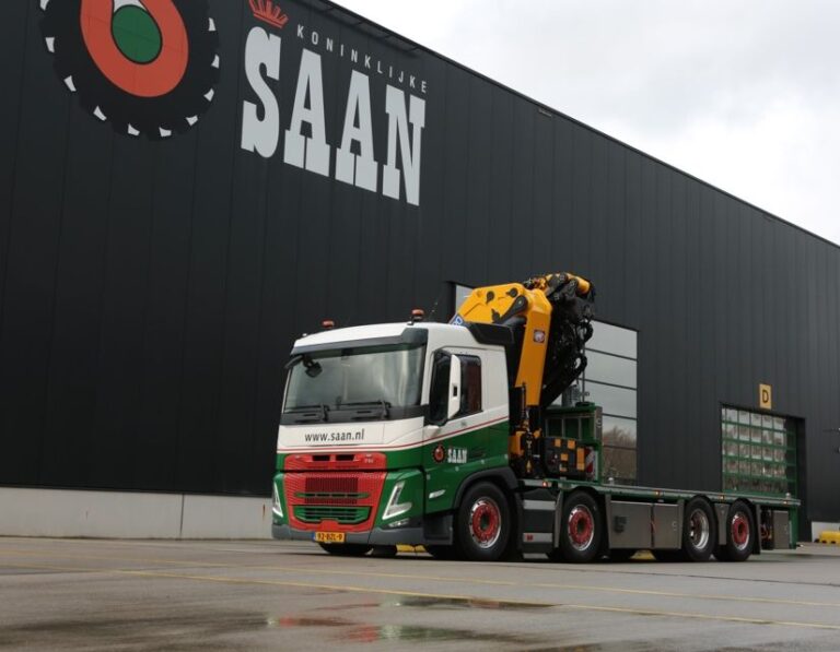 Nieuwe Volvo FM met laadkraan afgeleverd aan Koninklijke Saan
