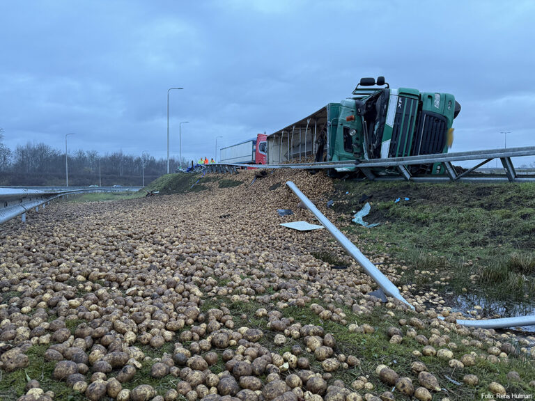 Vrachtwagen met aardappelen gekanteld op A1 [+foto’s&video]