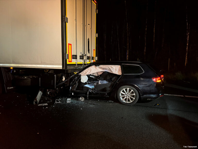 Opnieuw auto onder vrachtwagen op A1