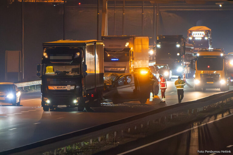 Bestelbus botst op vrachtwagen op A12, forse file tot ver in Duitsland