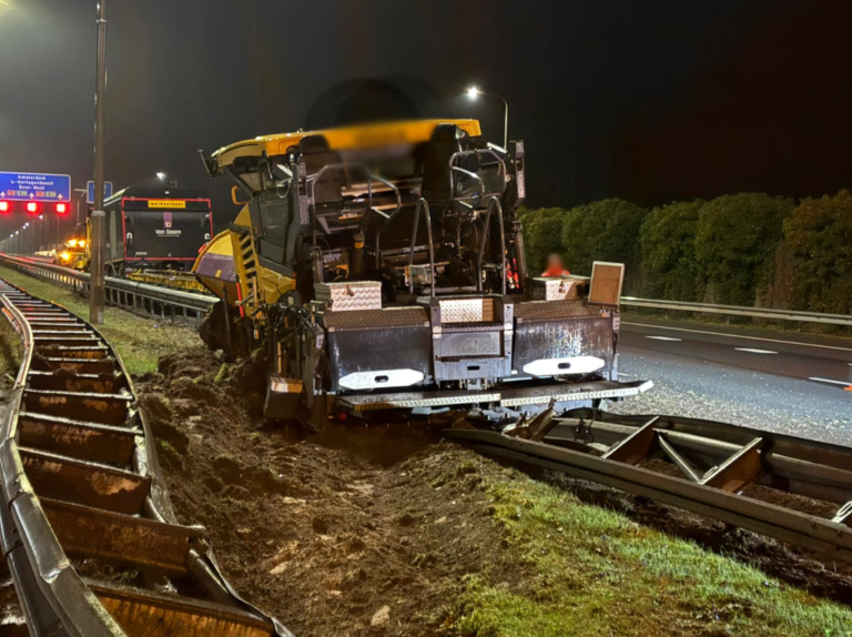 Asfalteringsmachine van dieplader na klapband vrachtwagen op A2 [+foto’s]