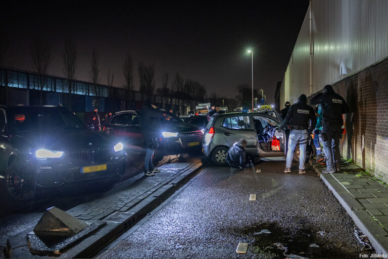 Douane rijdt auto klem van drie verdachte uithalers in Waalhaven
