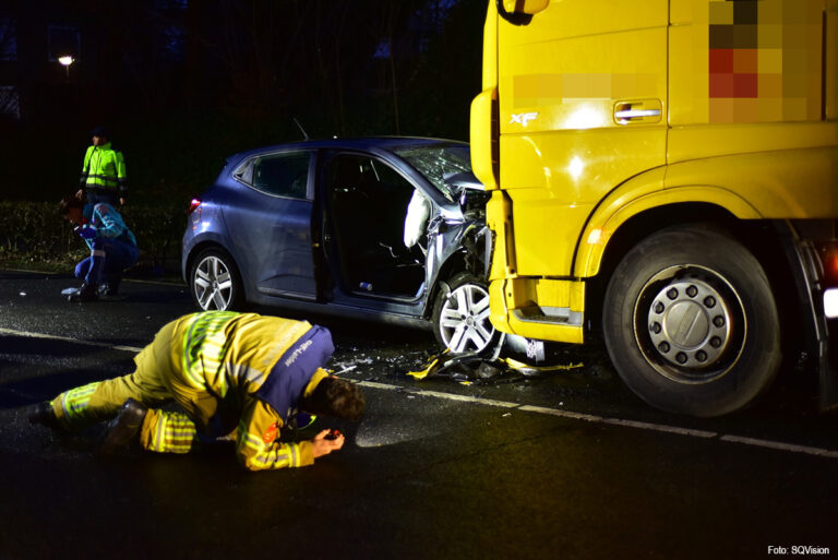 Auto botst frontaal op vrachtwagen in Meijel