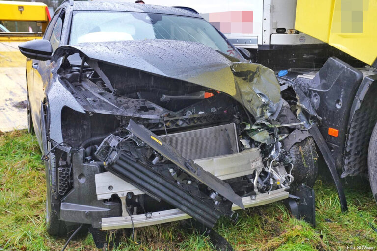 Aanrijding auto en vrachtwagen op N397 [+foto’s]