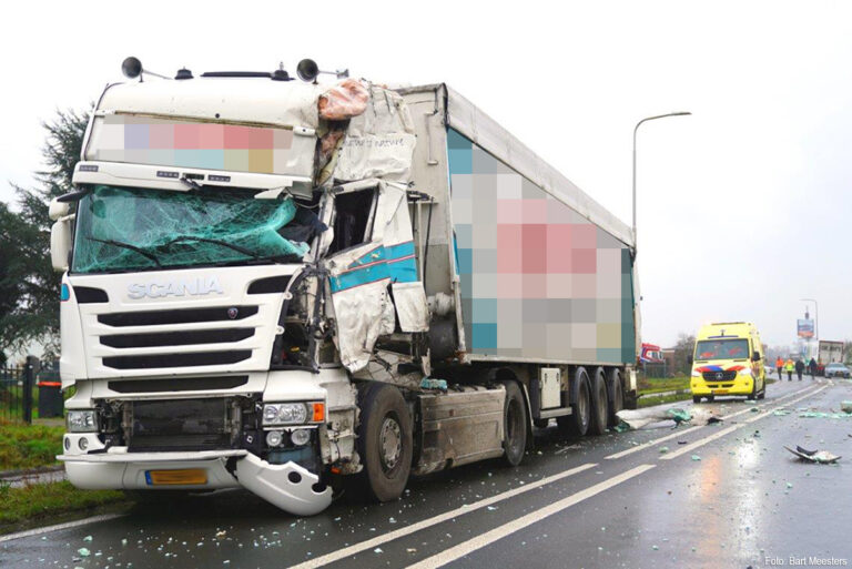 Aanrijding tussen twee vrachtwagens op N831 bij Velddriel [+foto’s]