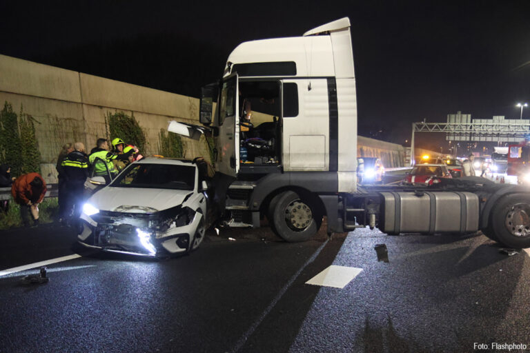 Auto dwars voor vrachtwagen, A20 bij Vlaardingen geblokkeerd