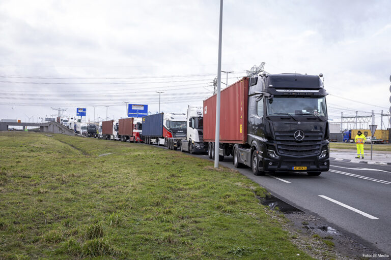 Sinds 14:30 uur geen vrachtwagens meer toegelaten bij ECT Rotterdam door actie havenwerkers