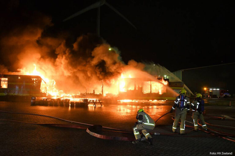 Chauffeursrestaurant It’s Burger Truckstop in Nieuwdorp door brand verwoest [+foto’s]