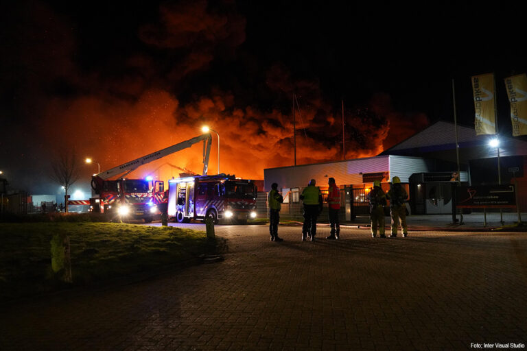 Grote brand uitgebroken in bedrijfspand Medemblik [+foto’s]