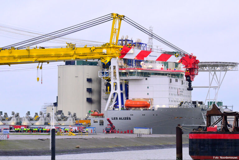 Zeer grote brand aan boord van vrachtschip Les Alizés in de Eemshaven