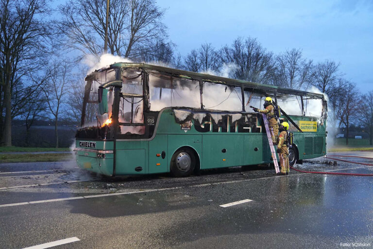 Brand in touringcar met schoolkinderen op N273 bij Grathem