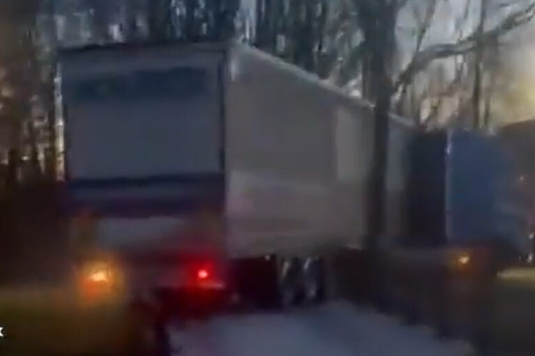 Verdwaalde vrachtwagenchauffeur rijdt bruggetje aan gort in Dordrecht [+video]