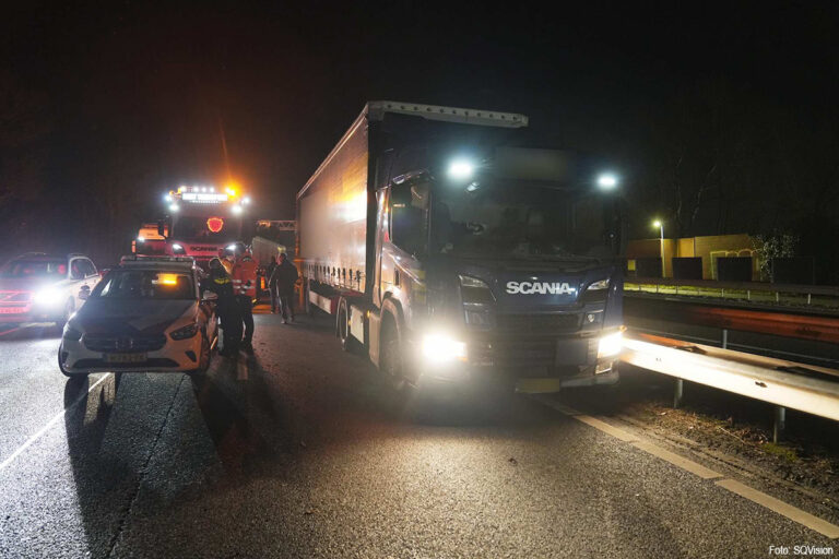 Vrachtwagen tegen de vangrail op A2 nadat chauffeur onwel werd