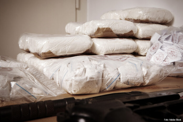 Douane onderschept drie ton cocaïne op Franse A10, twee Nederlandse vrachtwagenchauffeurs vastgezet