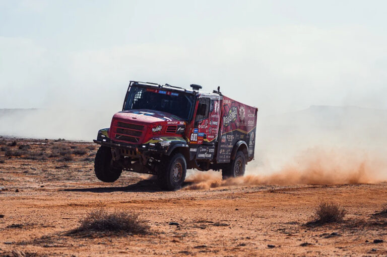 De 588 kilometer lange etappe van Al Henakiyah naar Alula was een pittige voor de Dakar-karavaan