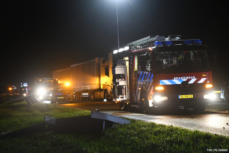 Dode nadat bestelauto achterop vrachtwagen rijdt op A58 [+foto’s]