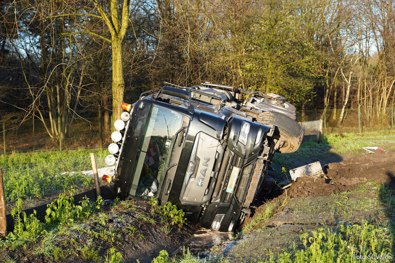 Strooiwagen door gladheid op zijn kant in de sloot terechtgekomen