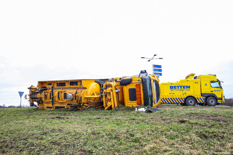 Vrachtwagen gekanteld op rotonde bij Joure nadat auto nog snel even wil invoegen