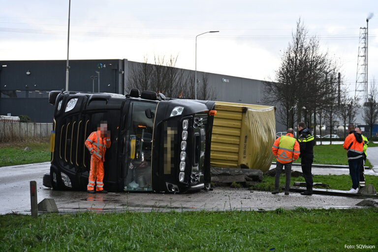 Vrachtwagen gekanteld in Moerdijk