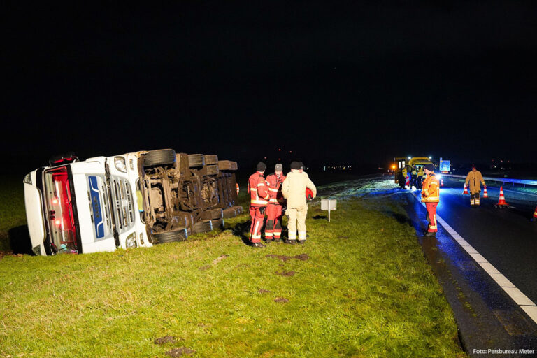 Vrachtwagen gekanteld langs N33