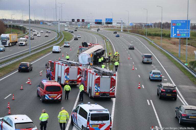 Tanktrailer gekanteld op A9 [+foto’s]