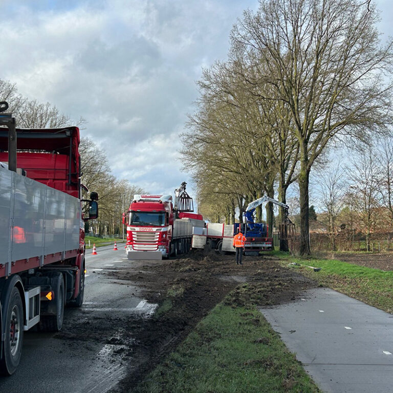 Geschaarde vrachtwagen veroorzaakt afsluiting N572 bij Echt [+foto’s]