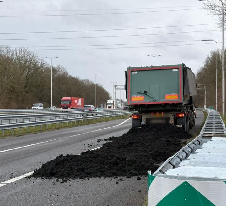 Vrachtwagen verliest lading bij knooppunt Kerensheide [+foto’s]