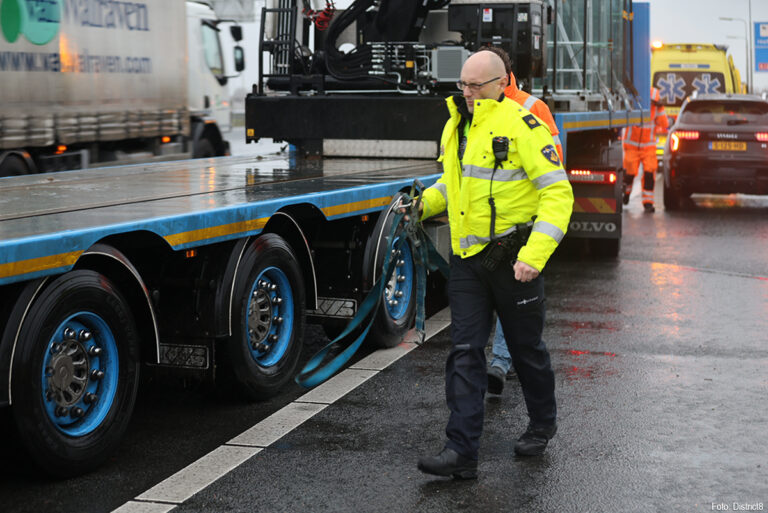 Glasbok valt van vrachtwagen op A4: bestuurder van busje gewond