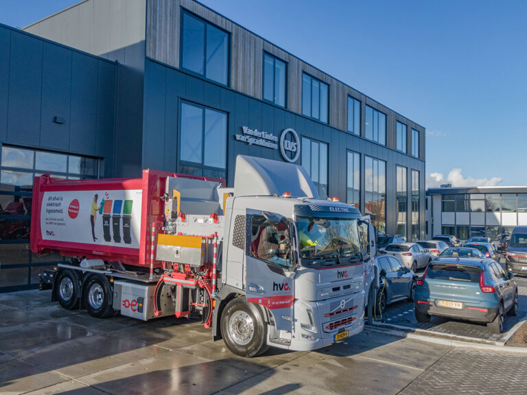 HVC zet twee custom made Volvo FM Electrics op de weg voor afvalinzameling